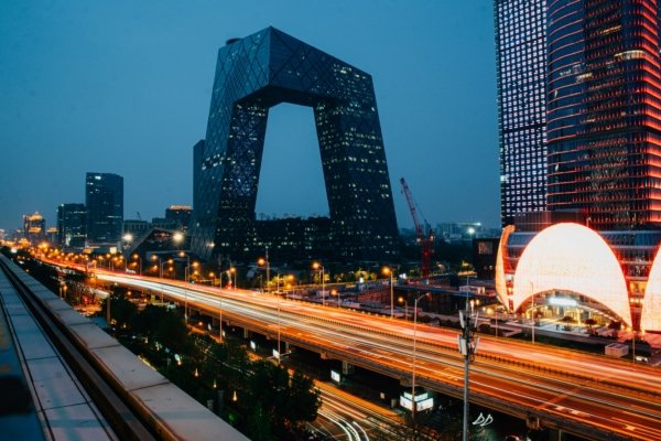 Búa tòa và tài liệu pháp lý — biểu tượng biện pháp khẩn cấp tạm thời