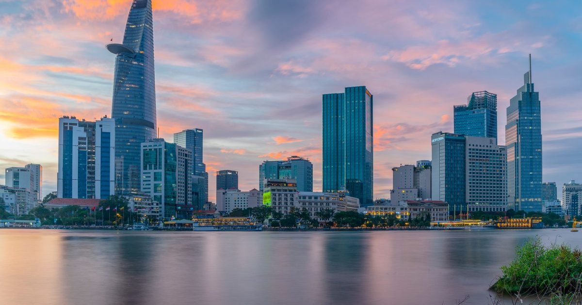 Đường chân trời TP.HCM lúc hoàng hôn với tháp Bitexco