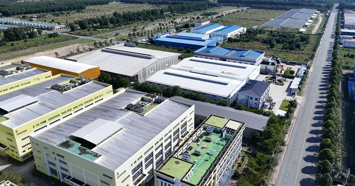 Cụm nhà xưởng, nhà máy trong khu công nghiệp nhìn từ trên cao