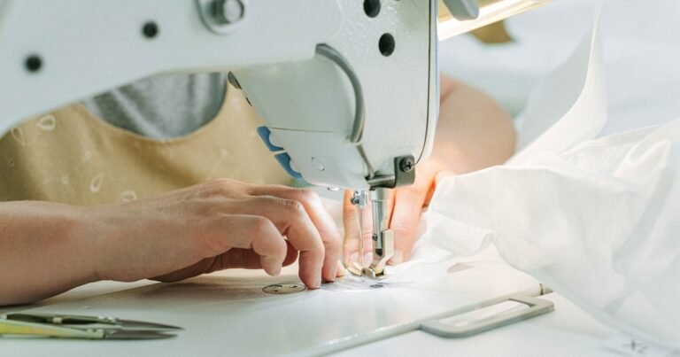Máy may công nghiệp trong xưởng dệt may, minh họa ngành dệt may da giày thu hút đầu tư FDI