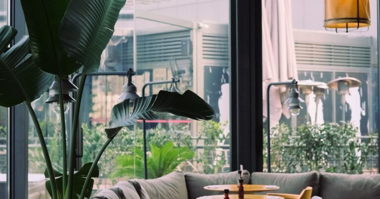 Không gian nhà hàng hiện đại với cây xanh và ánh đèn ấm