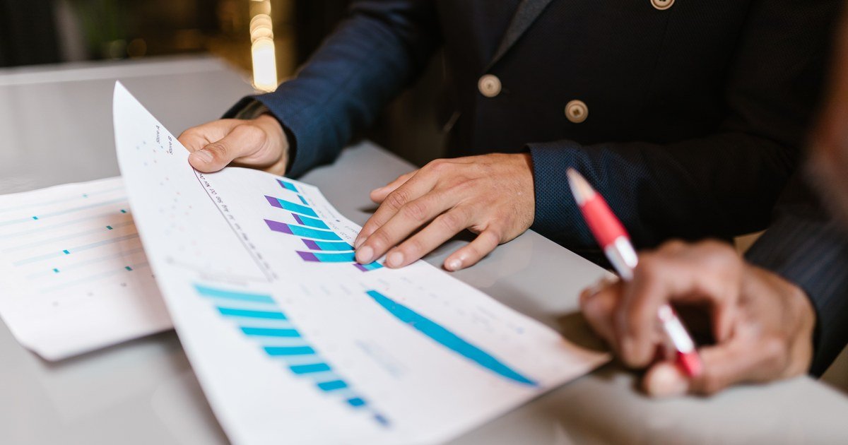 Private share issuance and ESOP for FDI enterprises: conditions and procedures 1 Hai người cùng xem xét biểu đồ tài chính in trên giấy