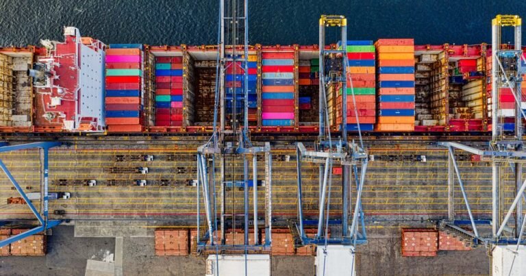 Tàu container chở hàng nhiều màu nhìn từ trên cao tại cảng