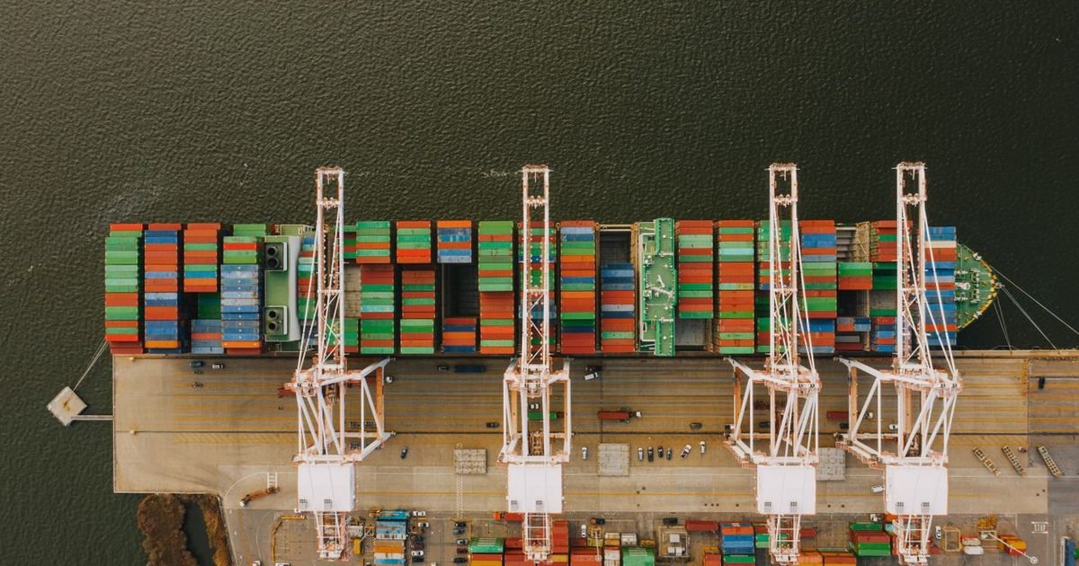 Tàu container chở đầy hàng hóa neo tại cảng nhìn từ trên cao