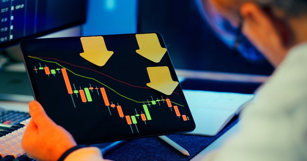 Biểu đồ tài chính suy giảm trên máy tính bảng, minh họa doanh nghiệp FDI thua lỗ và nghĩa vụ thuế TNDN
