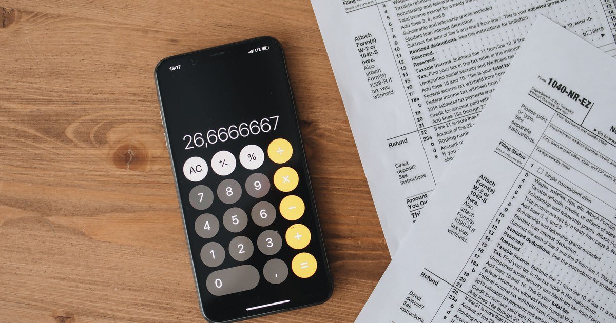 Máy tính và tài liệu thuế dùng cho phân tích case study tranh chấp ưu đãi thuế