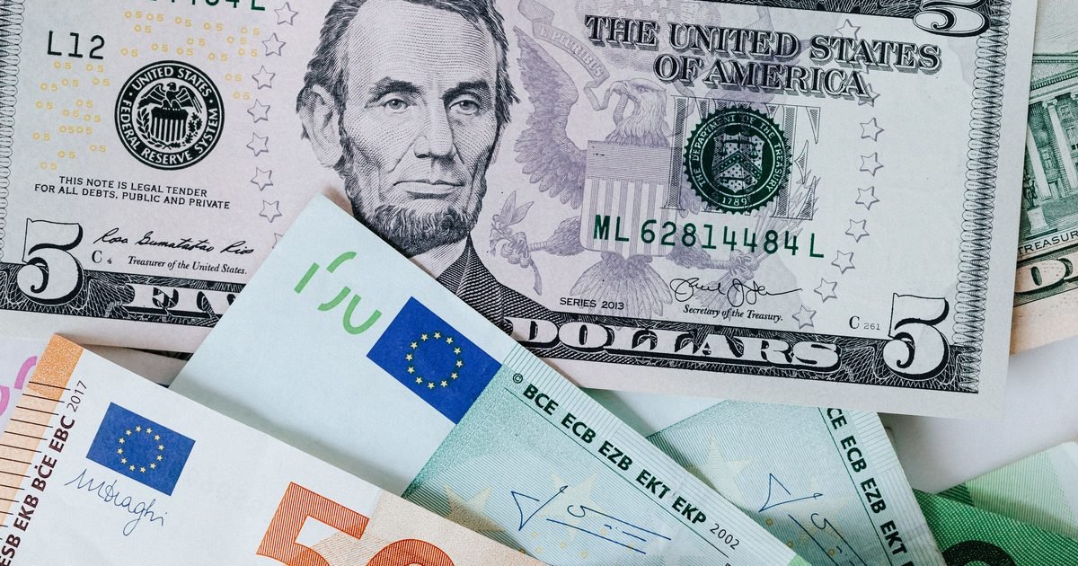 Các tờ tiền đô la Mỹ và đồng euro đặt chồng lên nhau