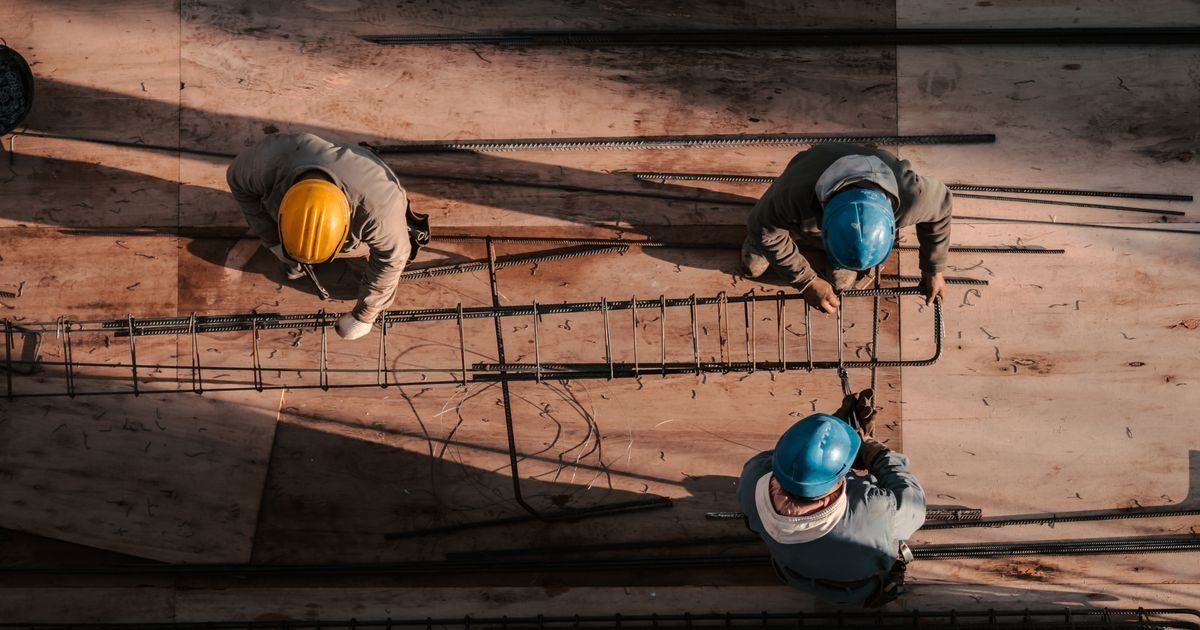 Công nhân buộc khung thép trên công trường nhìn từ trên cao