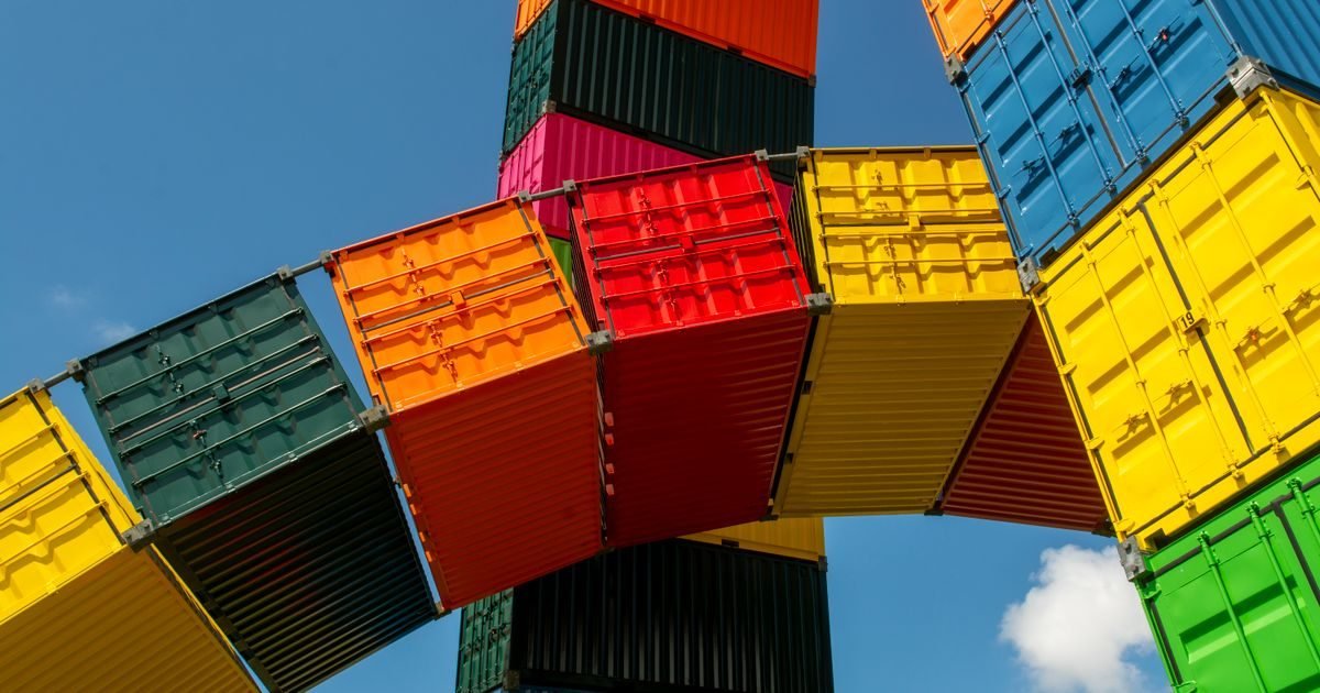 Cổng vòm nghệ thuật bằng container nhiều màu sắc