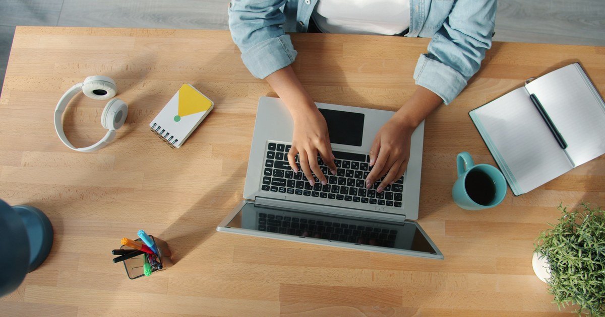 Làm việc với laptop trên bàn văn phòng, minh họa chuỗi email làm chứng cứ trong tranh chấp hợp đồng EPC