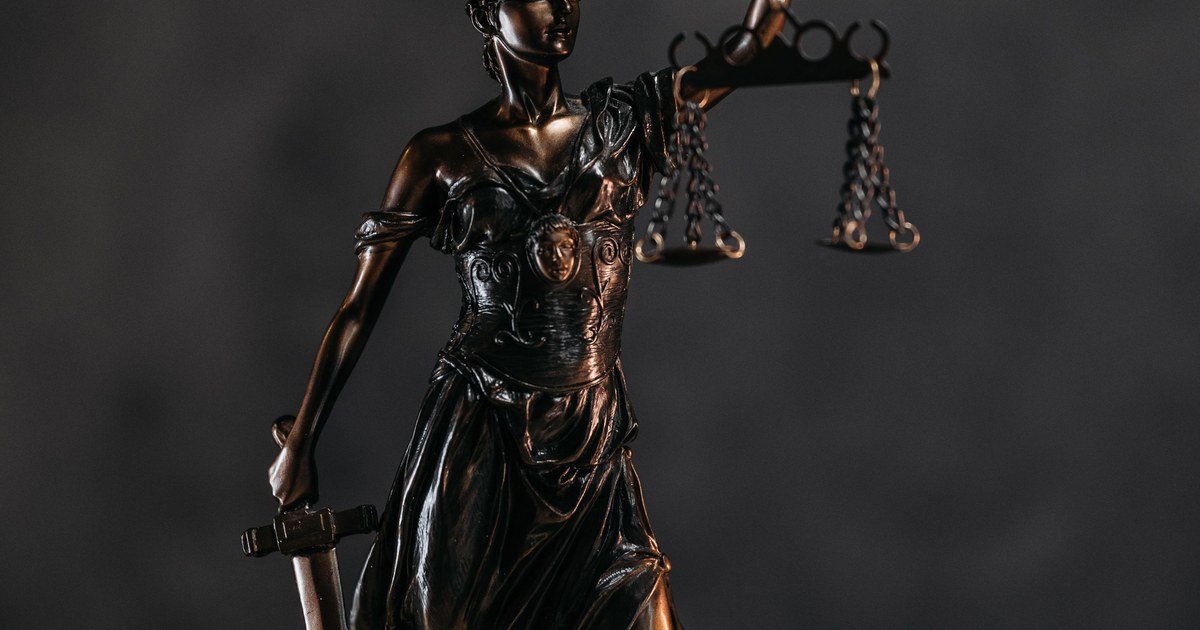 Arbitrator Conflict of Interest: How to Request Replacement 1 Tượng đồng nữ thần công lý cầm kiếm và cán cân trên nền tối