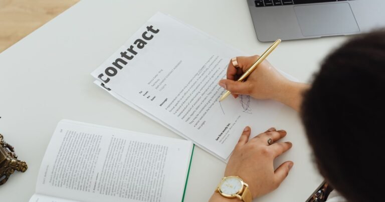 Ký kết văn bản hợp đồng trên bàn làm việc, minh họa điểm mới về hợp đồng lao động và bảo hiểm thất nghiệp