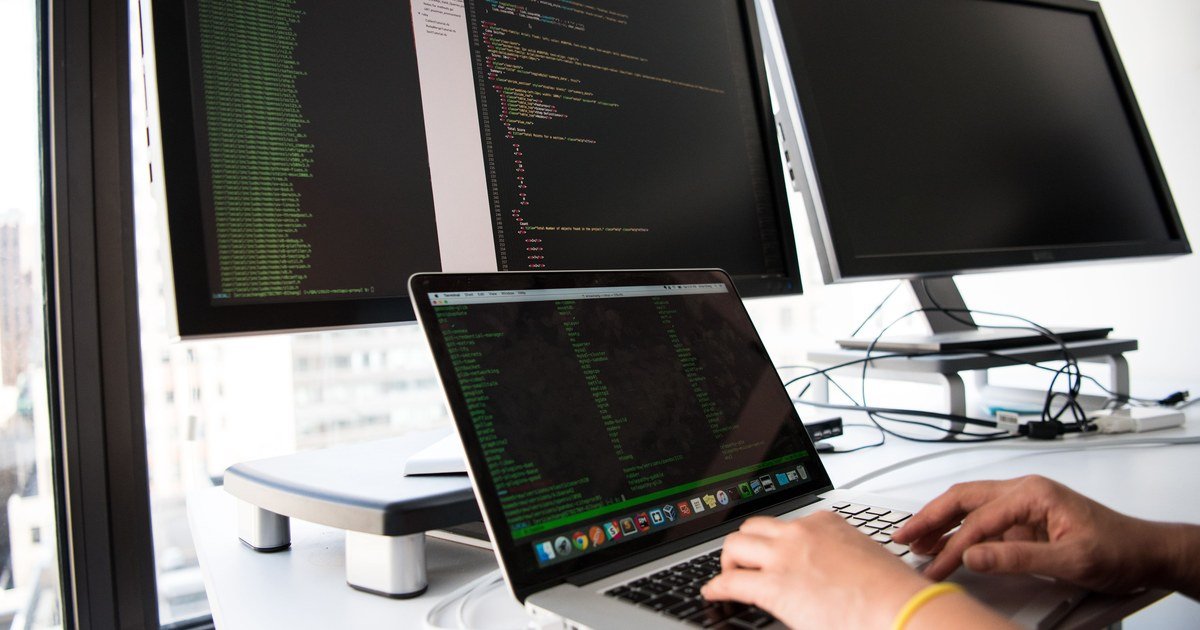 Technology, SaaS & Software Licence Contracts: Key Points 1 Lập trình viên làm việc với nhiều màn hình hiển thị mã nguồn