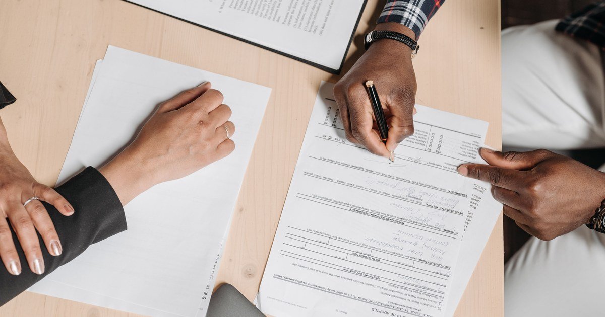 Is an MOU Legally Binding? How to Tell 1 Hai bàn tay đang ký và giữ văn bản trên bàn làm việc
