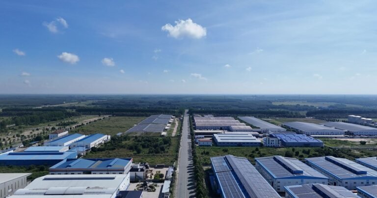 Khu công nghiệp nhìn từ trên cao với nhà xưởng và đường nội bộ