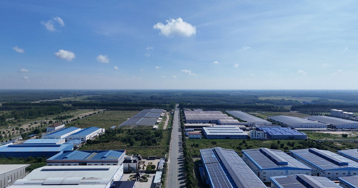 Khu công nghiệp nhìn từ trên cao với nhà xưởng và đường nội bộ