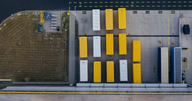 Bãi container và xe tải nhìn từ trên cao tại trung tâm logistics