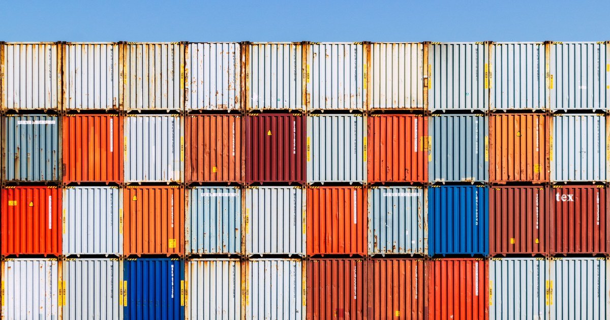 Các container hàng hóa nhiều màu sắc xếp chồng lên nhau