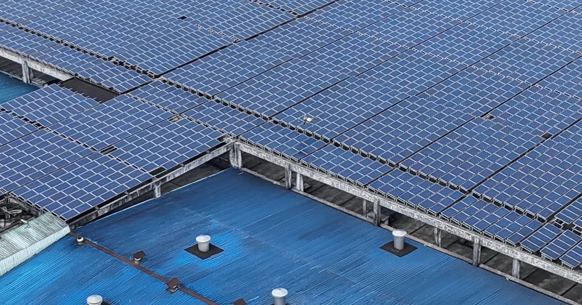 Tấm pin mặt trời lắp trên mái nhà xưởng nhìn từ trên cao