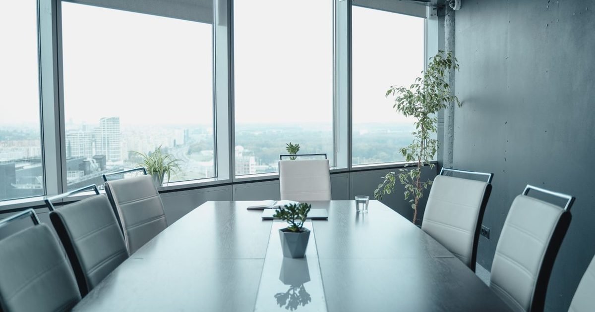 Checklist for a Viable Business Recovery Plan 1 Phòng họp hiện đại không người với bàn dài nhìn ra thành phố