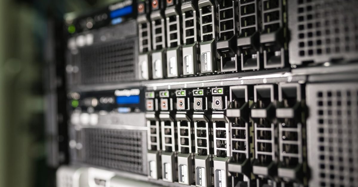 Cận cảnh tủ rack máy chủ với các khay ổ đĩa và đèn trạng thái trong trung tâm dữ liệu