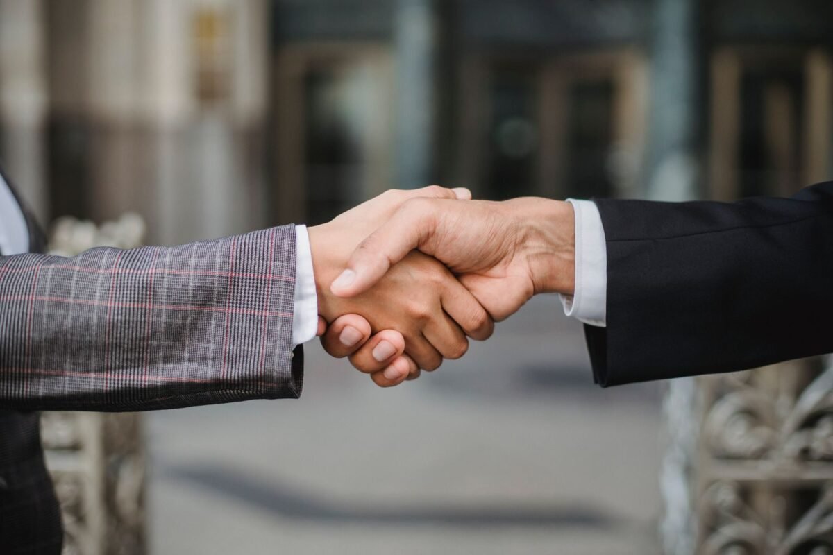 Export processing enterprises (EPE) — recognition conditions and tax/customs incentives 4 Two businesspeople shaking hands in partnership