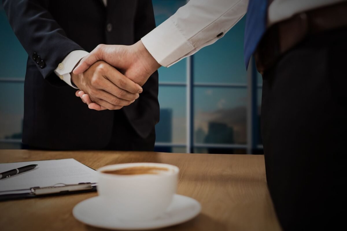 Đối tác kinh doanh trao đổi trong cuộc họp