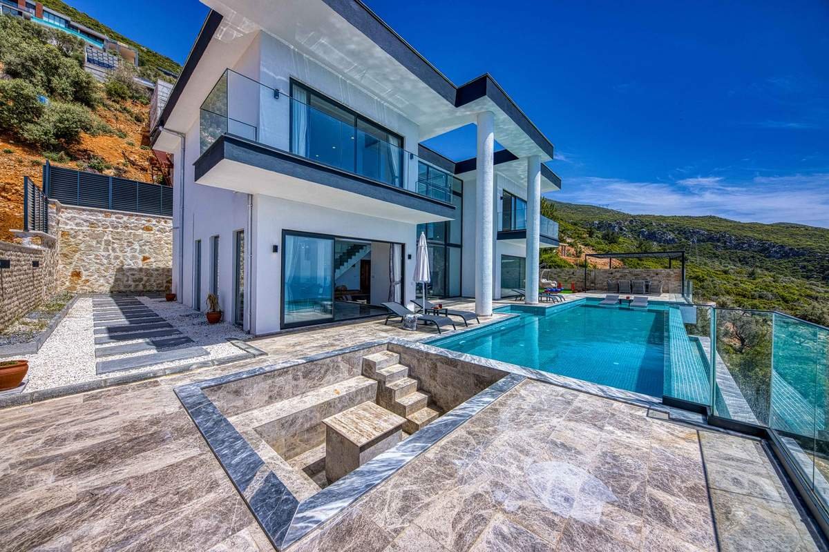 带无边际泳池的现代豪华别墅