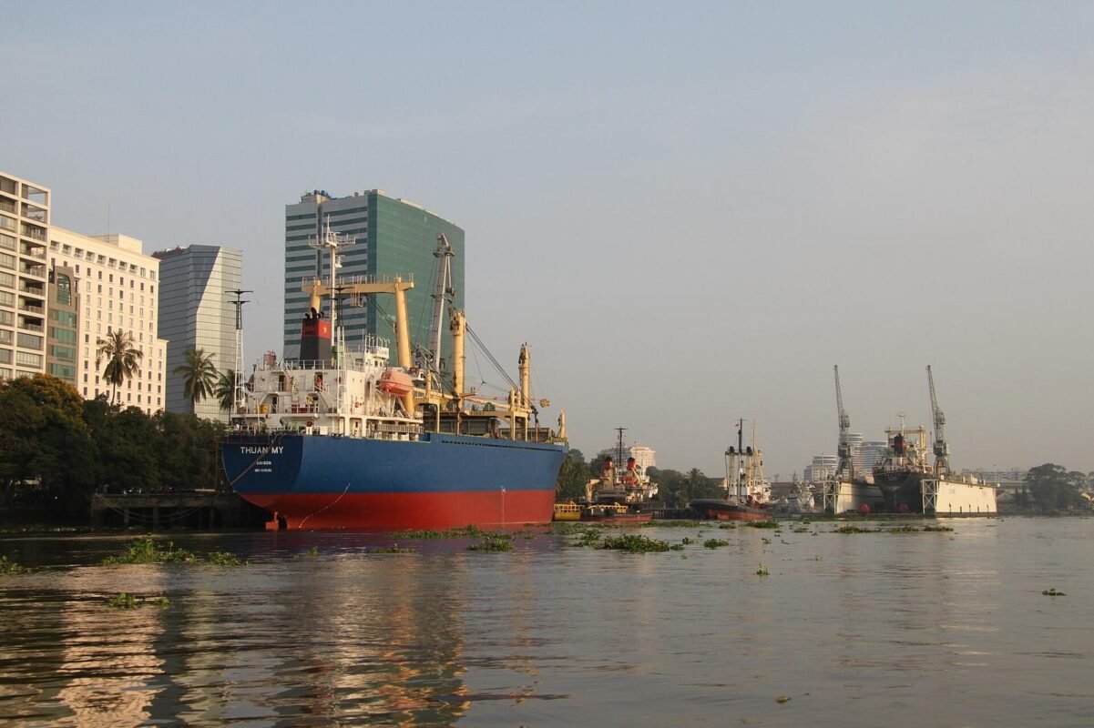 Cảng và trung tâm TP.HCM — logistics, xuất nhập khẩu