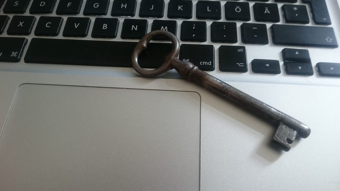Chìa khóa và laptop trên bàn — dữ liệu điện tử, chứng cứ số