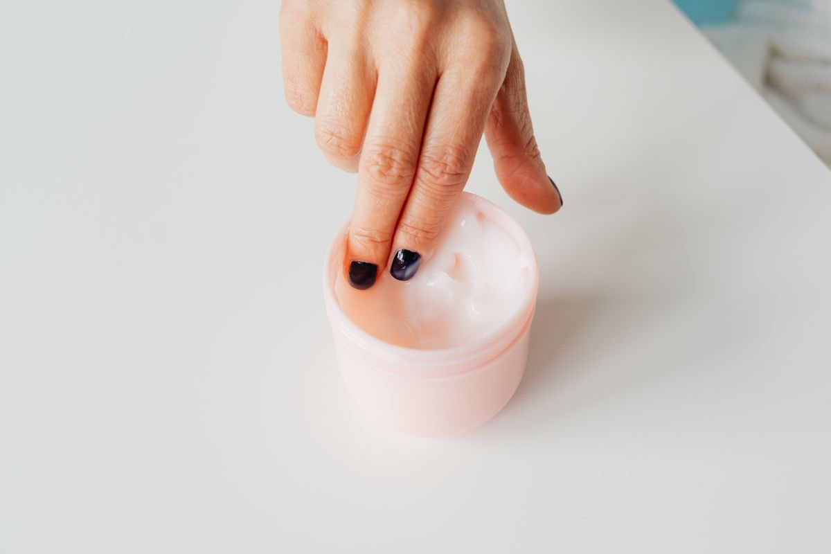Cosmetics causing allergies or skin irritation: distributor liability for compensation 1 Cosmetics causing allergies or skin irritation: distributor