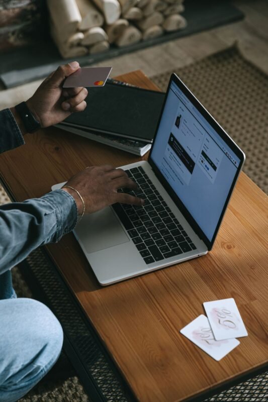 Cross-border e-commerce platforms and social networks in Vie