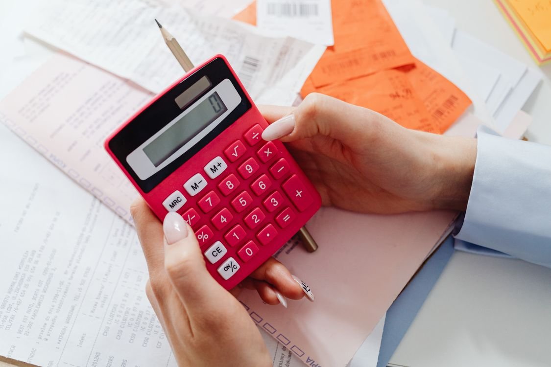 Máy tính và chứng từ thuế — thuế chuyển lợi nhuận FDI