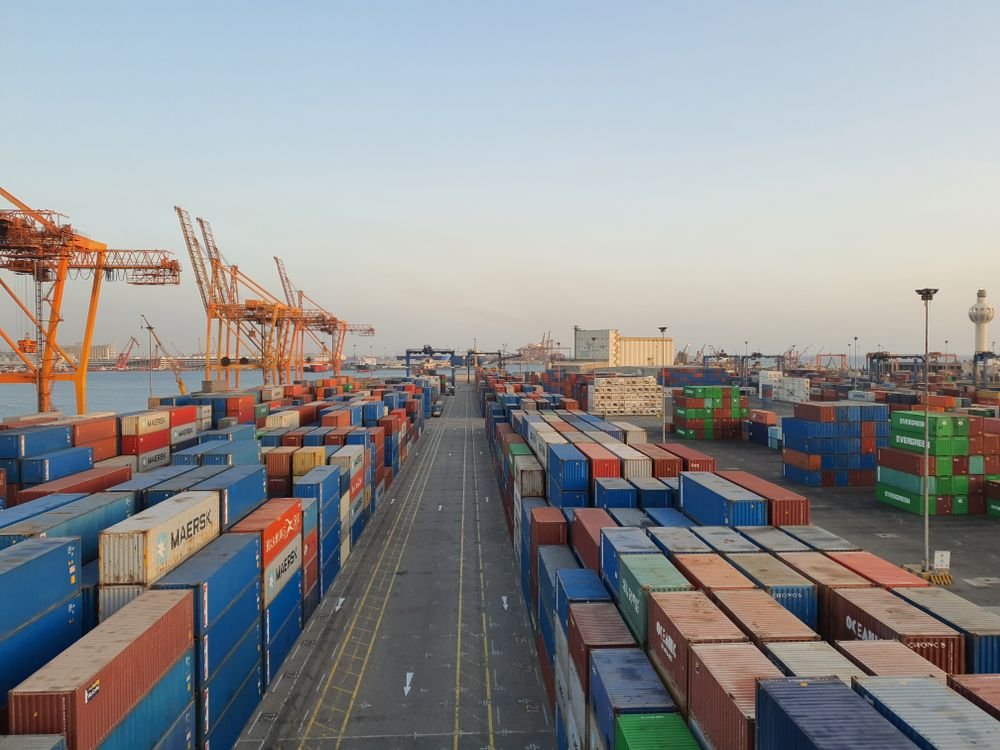 Container hàng tại cảng — xuất nhập khẩu tại chỗ