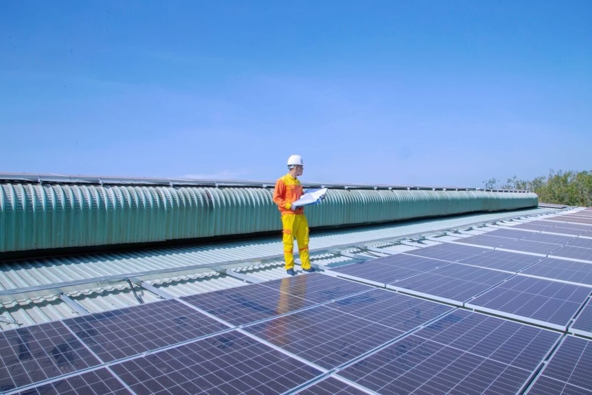 Kỹ sư thanh tra cầm bảng kiểm tra thiết bị — minh họa giám sát, đánh giá đầu tư