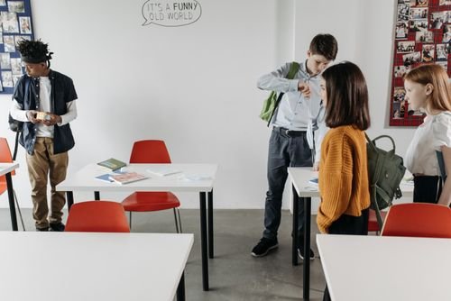 Trẻ em vui chơi trong sân chơi trường học — minh họa phòng ngừa bạo lực học đường và trách nhiệm của trường