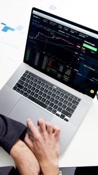 Chấm điểm tín dụng người mua online: có vi phạm dữ liệu cá nhân? 1 Biểu đồ tài chính trên laptop (ảnh minh họa)