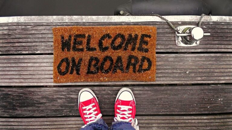 Thảm chào "welcome on board" — minh họa chương trình khách hàng thân thiết hàng không