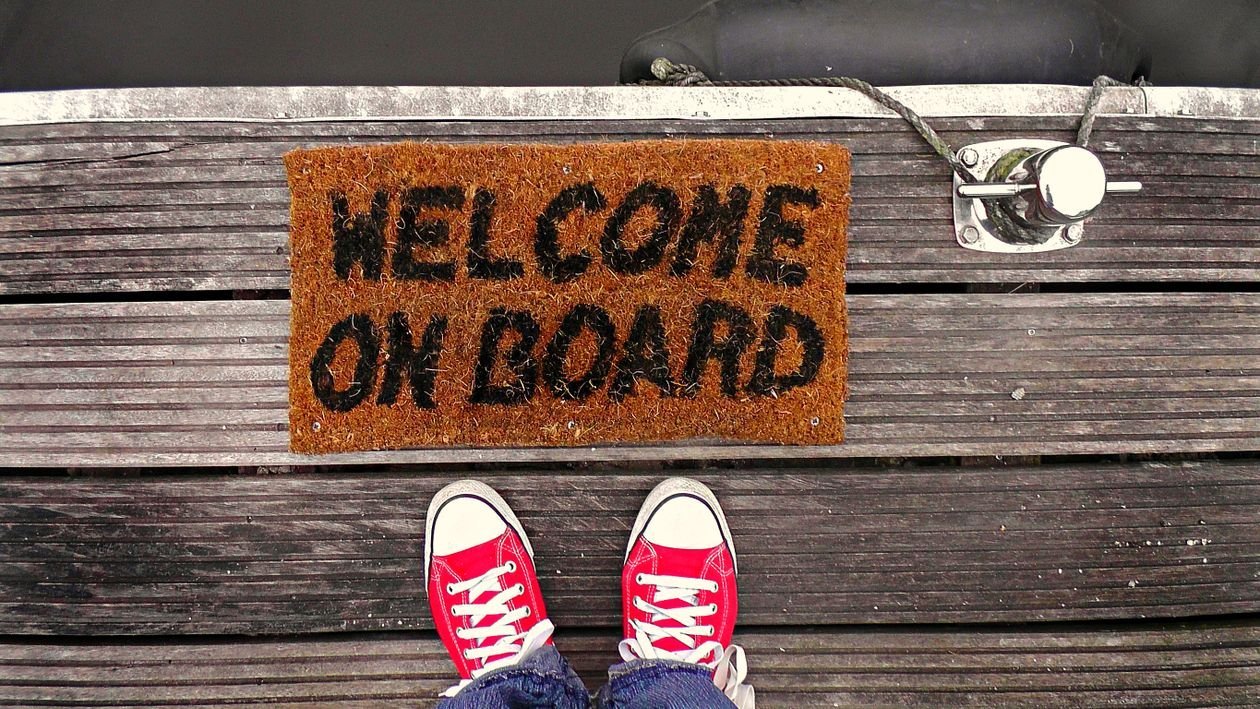 Chương trình khách hàng thân thiết của hãng bay: điều khoản nào có thể vô hiệu? 1 Thảm chào "welcome on board" — minh họa chương trình khách hàng thân thiết hàng không