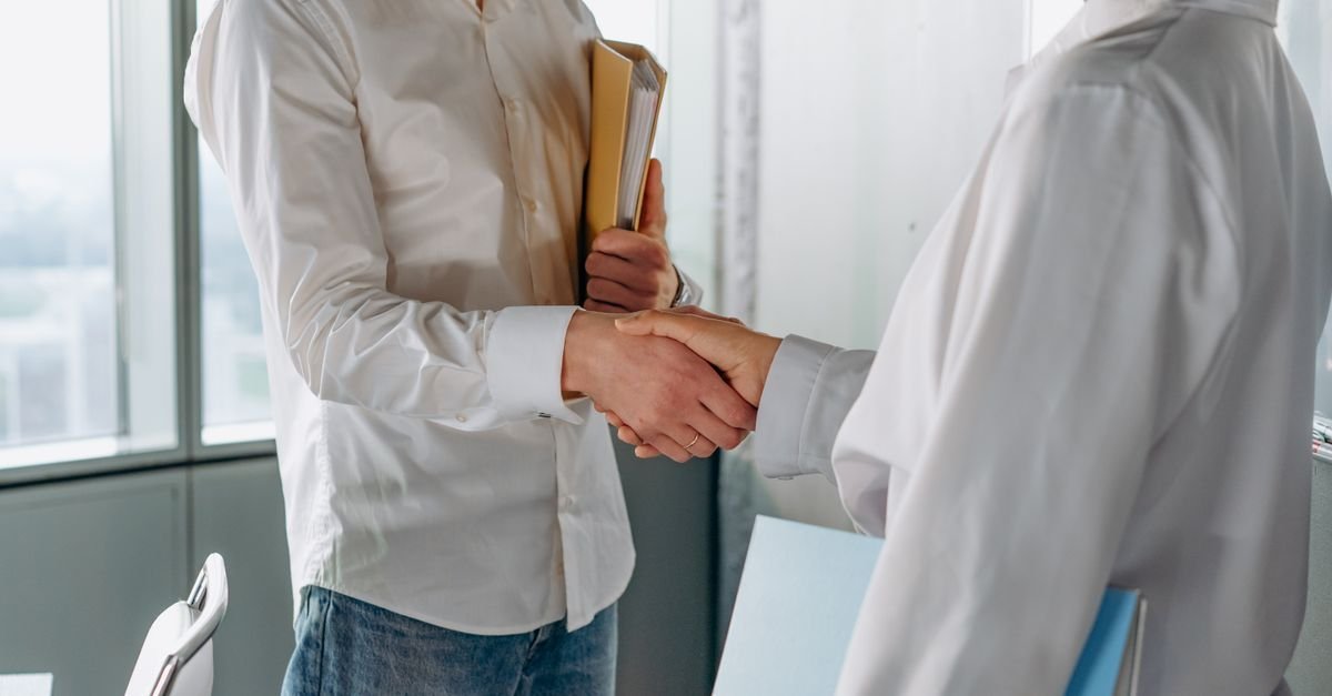 Doanh nhân bắt tay trong văn phòng — Ảnh: Pexels (miễn phí bản quyền)