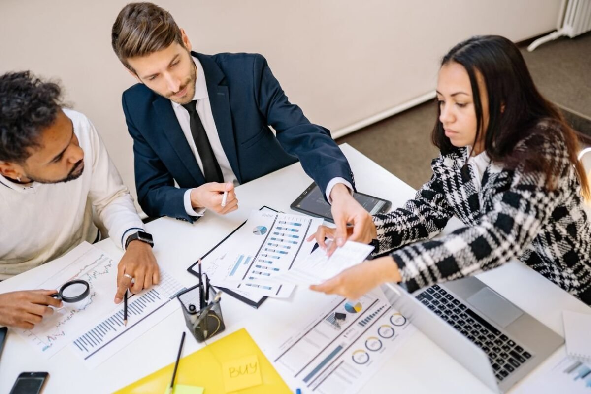 Công đoàn và đình công ở Thái Lan vs Việt Nam: nhà đầu tư cần hiểu gì? 1 Cuộc họp trao đổi trong văn phòng — minh họa bài so sánh công đoàn và đình công Thái Lan với Việt Nam
