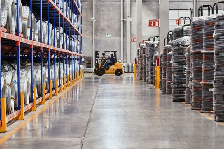 Xe nâng hoạt động trong kho phân phối hàng hóa
