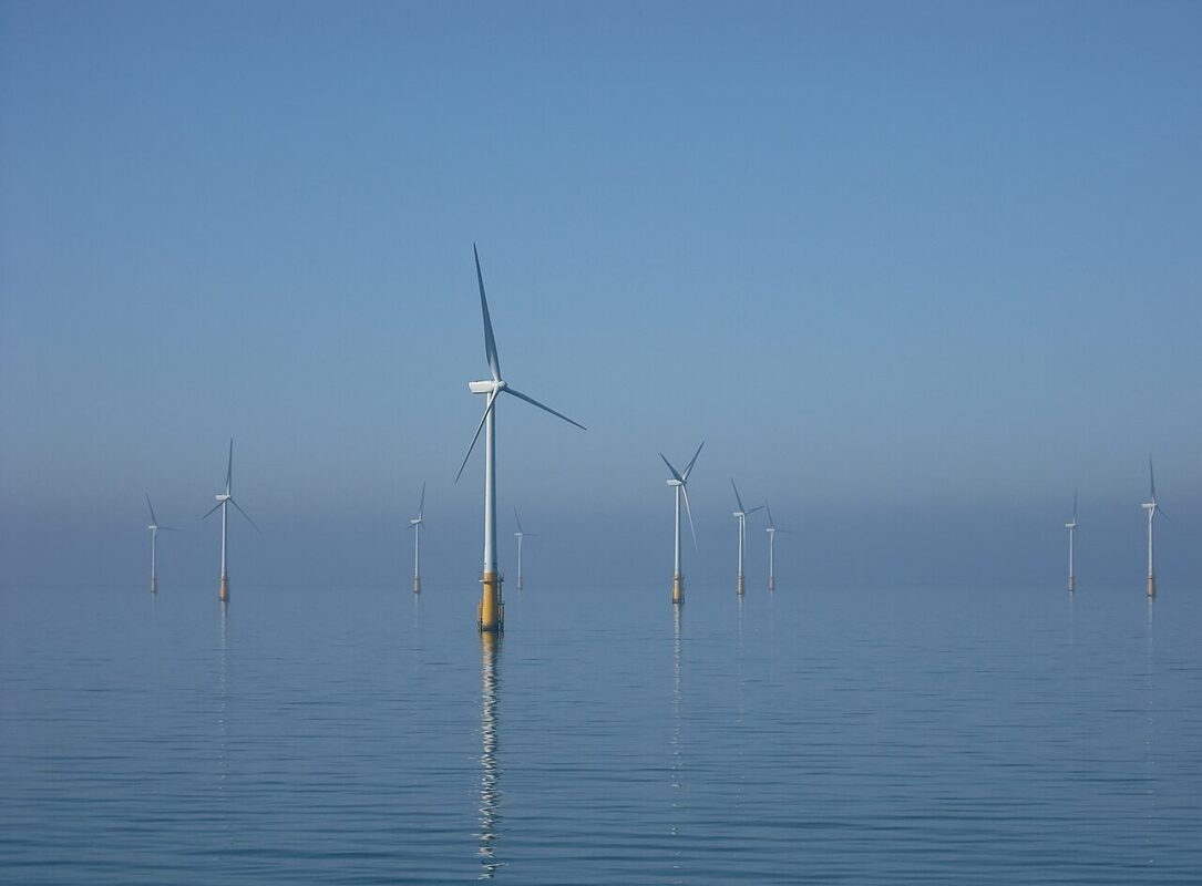 Turbine điện gió ngoài khơi — minh họa điện gió Anh – Việt