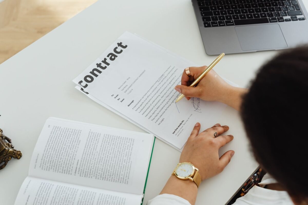 Bắt tay hợp tác kinh doanh — minh họa nhà đầu tư Hàn Quốc bảo hộ thương hiệu tại Việt Nam