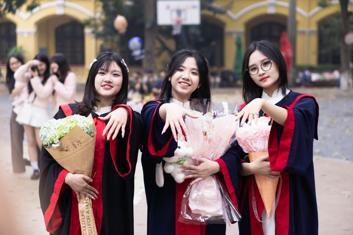 Tân cử nhân mừng tốt nghiệp — Ảnh: Pexels (miễn phí bản quyền)