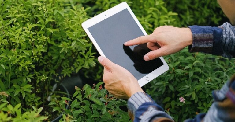 Worker using a tablet inside a high-tech greenhouse — Photo: Pexels (royalty-free)