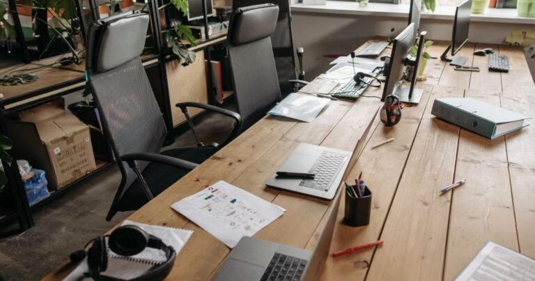 Bàn làm việc với laptop và tài liệu
