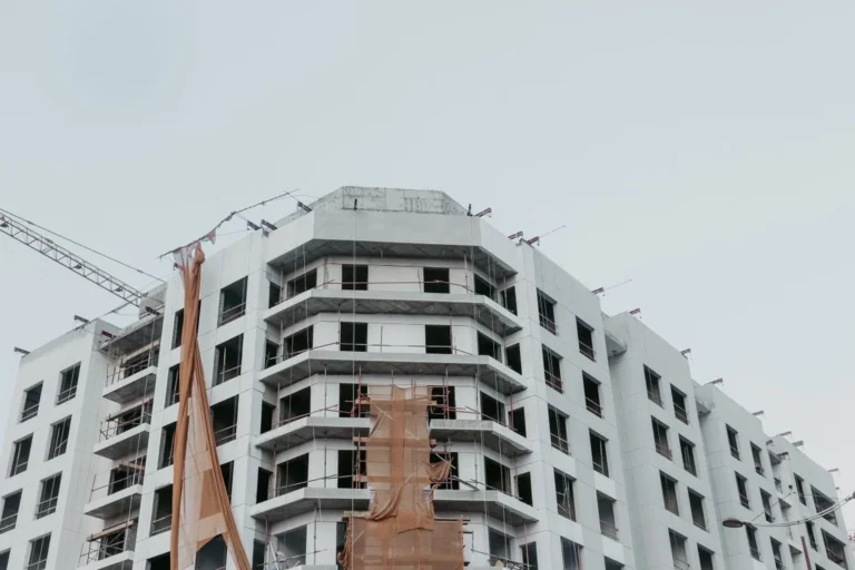 Công trình xây dựng với cần cẩu — minh họa ký quỹ bảo đảm thực hiện dự án đầu tư