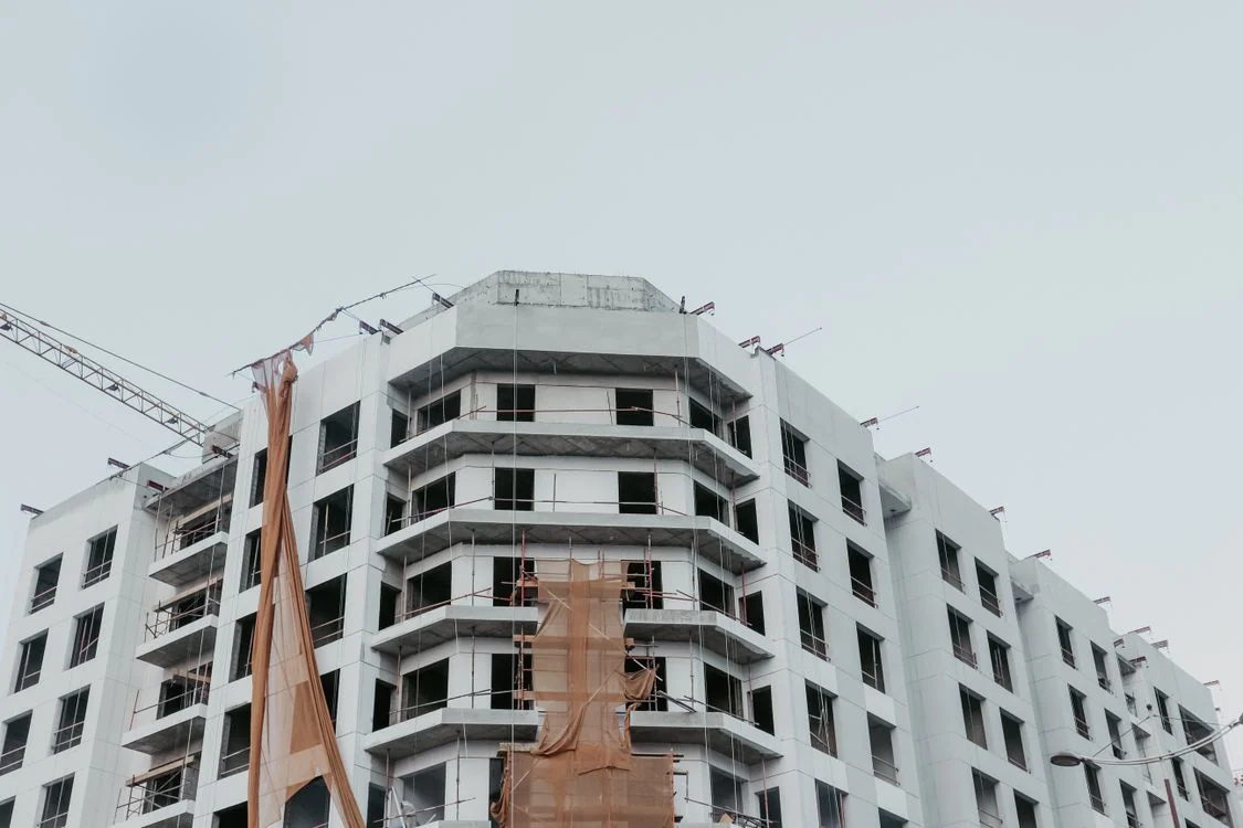 Công trình xây dựng với cần cẩu — minh họa ký quỹ bảo đảm thực hiện dự án đầu tư