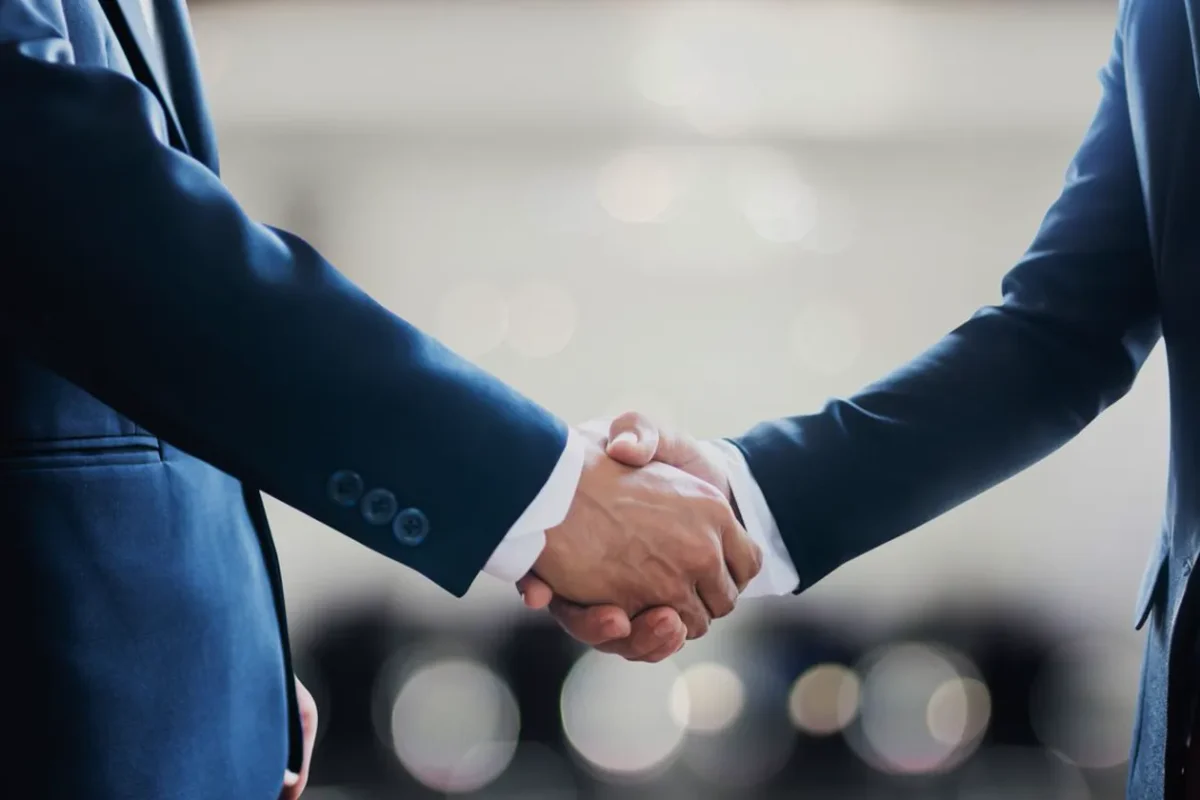 Cái bắt tay giữa hai doanh nhân